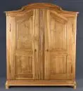 Armoire baroque – noyer massif, pieds de socle, 2 portes galbées et côtés à panneaux, angles arrondis, corniche galbée et profilée