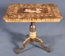 Table d'appoint – noyer, riche décor marqueté, 3 pieds galbés sur colonne centrale tournée, plateau rectangulaire à coins biseautés et motif de char