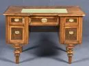 Damenschreibtisch – Nussbaum, 4 gedrechselte Beine, 5 Schubladen, profilierte Platte mit Stoffeinlage, 73 x 110 x 66 cm, Ende 19. Jh.,…