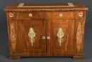 Demi-commode – acajou, décor marqueté et appliques en laiton ornées, pieds de socle, 2 portes et tiroirs, 91 x 131 x 54 cm