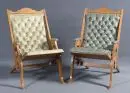 Chaises pliantes, 2 pièces – acajou, côtés incurvés, assises et dossiers avec revêtements en cuir style Chesterfield (1 renouvelé), H= 92 cm