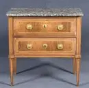 Commode – acajou, décor marqueté, 4 hauts pieds coniques, 2 tiroirs, plateau en marbre gris profilé, 81 x 81 x 49 cm, 19e s.