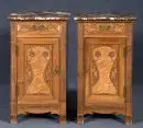 Tables de nuit, 2 pièces – noyer, façade avec décorations sculptées, 4 pieds, 1 porte, 1 tiroir, plateau en marbre brun rouge, 81 x 46 x 39 cm, Art nouveau, vers 1900, légères traces d'usure
