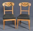 Chaises à dossier en éventail, 2 pièces – Merisier, 4 pieds coniques, dossier avec ornements ébonisés, assise rembourrée, H= 92 cm,...
