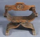 Fauteuil à ciseaux – bois dur, teinté foncé, décorations sculptées, accoudoirs et dossier courbés, 74 x 88 x 74 cm, fin 19e