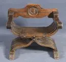 Fauteuil à ciseaux – bois dur, teinté foncé, décorations sculptées, accoudoirs et dossier courbés, 74 x 88 x 74 cm, fin 19e