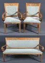 Ensemble de sièges, 3 pièces – bois dur, appliques en laiton ornées et médaillons en porcelaine colorée, assises et dossiers rembourrés, 2…
