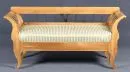 Sofa – kersenhout, deels geëboniseerd, 4 gebogen poten, armleuningen en rugleuning met decoratieve spijlen, zitting…