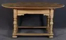 Table – chêne massif, 4 pieds tournés avec pieds écrasés sur plinthe périphérique, plateau ovale, 81 x 163 x 100 cm, 19e s. ;