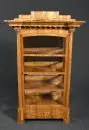 Vitrine – Merisier, pieds de socle, en bas 1 tiroir, porte et côtés vitrés, avec croisillons décoratifs, côtés colonnes avec …