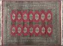 Bouchara, Pakistan, 130 x 170 cm – laine, tissage fin, fond rouge, 2 rangées continues d'octogones, plusieurs bordures