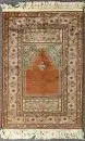 Tapis de prière Kayseri, Turquie, 83 x 120 cm – soie sur laine, fond rouge, fronton de prière avec motif ampoule, entouré de motifs floraux, bordure principale bleu clair