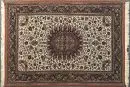 Kork-Ghoum, Perse, 108 x 156 cm – laine, nouage très fin, fond clair, grand médaillon multicolore, entouré de motifs floraux,…