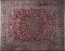 Kork-Kešan, Persie, 325 x 406 cm – starý, vlna, velmi jemné vázání, červený podklad, vícebarevný medailon, obklopený květinovými motivy, tmavě modrý hlavní lem