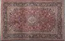 Tapis Kork-Keshan, Perse, 136 x 214 cm – ancien, laine, tissage très fin, fond rouge, pièce centrale multicolore, entourée de motifs floraux, bordure principale bleu foncé