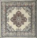 Tapis Kork-Nain, Perse, 98 x 98 cm – ancien, laine, tissage fin, fond clair, médaillon multicolore, bordure principale marquée, franges raccourcies