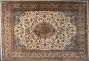 Tapis Kork-Täbris, Perse, 295 x 398 cm – laine, fond clair, médaillon multicolore, entouré de motifs floraux avec oiseaux, bordure principale fond beige, signé