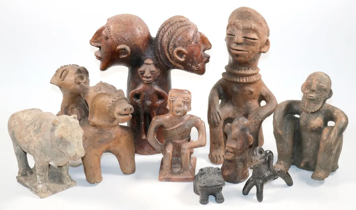 Longuda Nigeria. – Collection de 10 figures en terre cuite de divers peuples ethniques