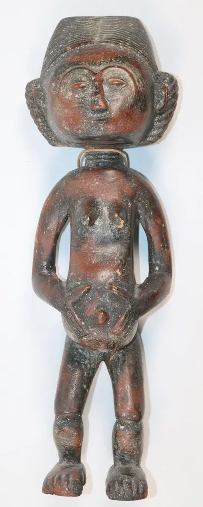 Luba Hemba. – Weibliche, stehende Figur mit beiden Händen den Bauch haltend