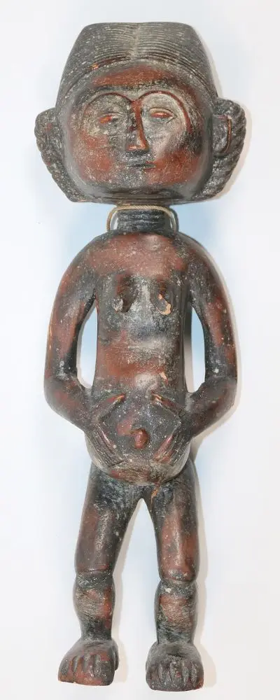 Luba Hemba. – Weibliche, stehende Figur mit beiden Händen den Bauch haltend