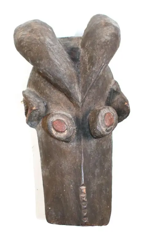 Mammbila – Kamerun, zoomorphe Tiermaske mit gebogenen Hörnern