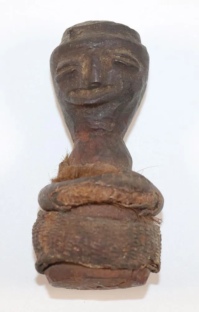 Nkisi – kleine, alte Kraftfigur mit Stoffumwicklung