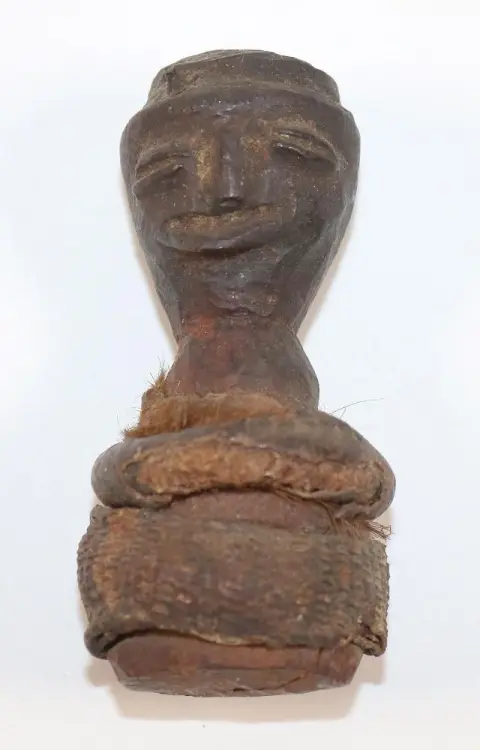 Nkisi – kleine, alte Kraftfigur mit Stoffumwicklung