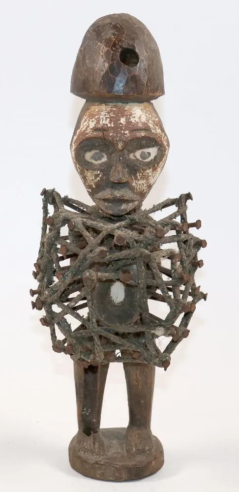 Nkisi Fetischfigur. – Kraftfigur mit Resten von Caolinfärbung