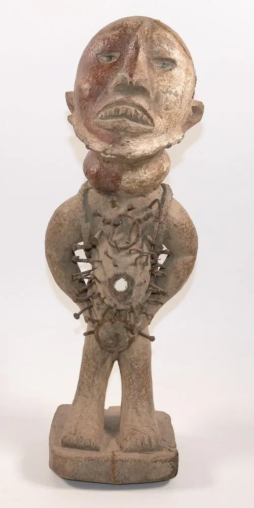 Nkisi Kongo Nagelfetisch. – Männliche Figur mit dickem Bauch u