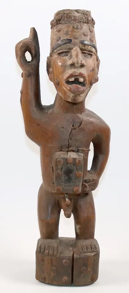 Nkisi, figura magiczna Nkonde. – Stojąca figura ze szklaną skrzynką brzuszną