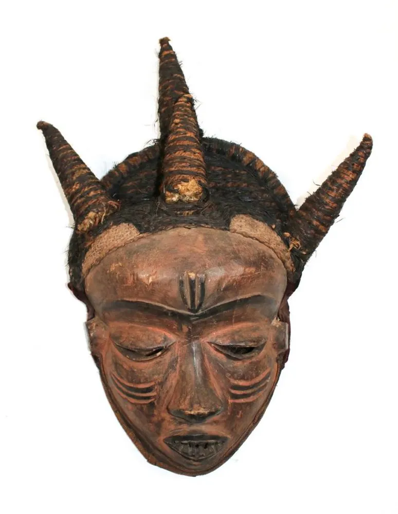 Pende Congo – Masque Mbuya avec cornes en raphia