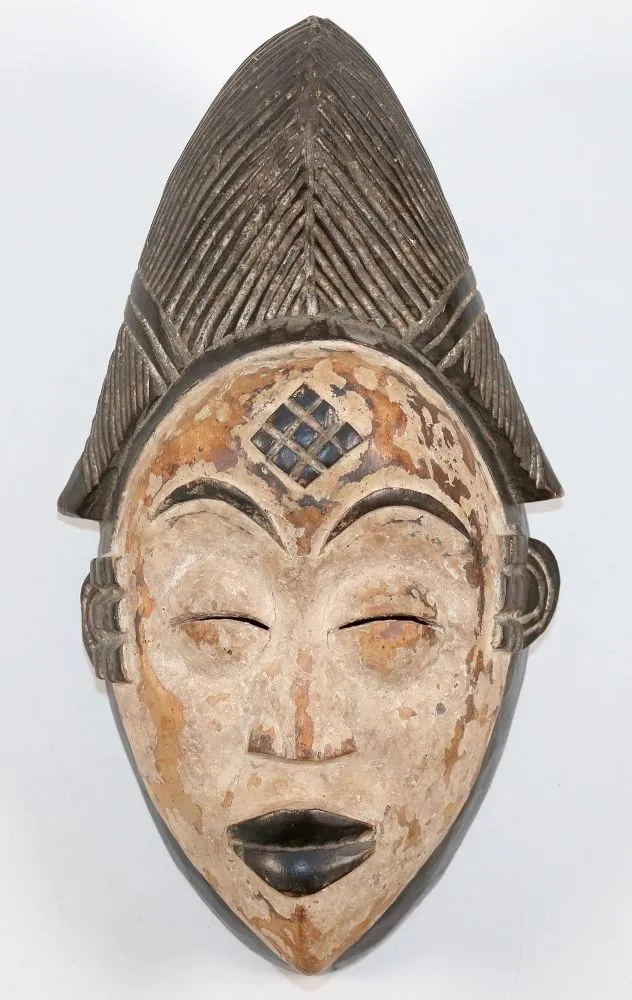 Punu Gabun. – Maske der Punu Gabun mit typischer Kammfrisur