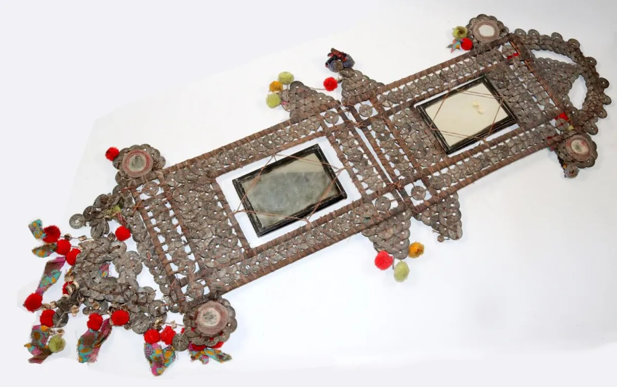 Cash coins – Two decorative wall mirrors and 2 protective figures