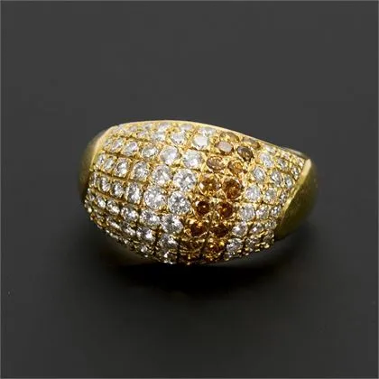Pierścień z dwukolorową oprawą diamentową