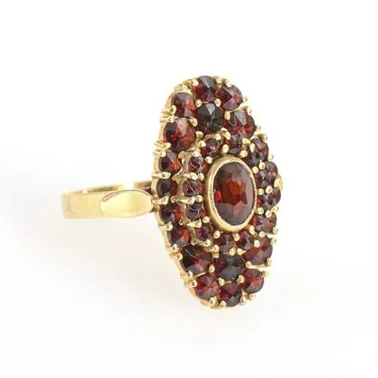 Bague avec pierres de grenat