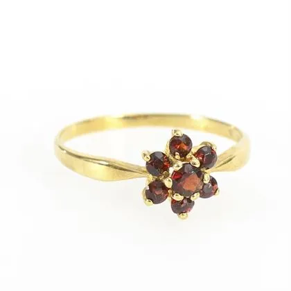 Delicate ring met granaatbloem