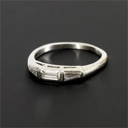 Platinový prsten se 3 diamanty