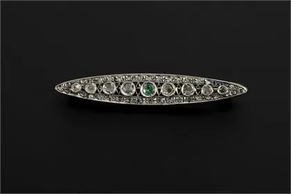 Art deco broche met diamantsplinters en een groene kleursteen, waarschijnlijk smaragd