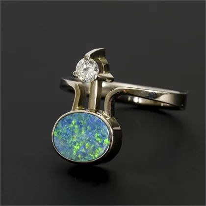 Bague avec doublet d'opale et diamant