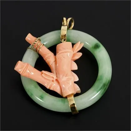 Pendentif avec corail et anneau de jade