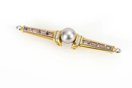 Staafbroche met amethisten, diamanten en donkere parel