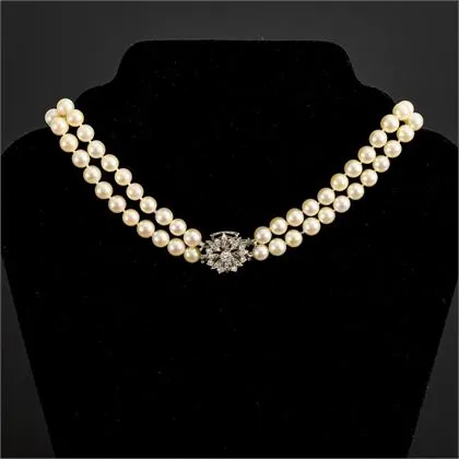 Collier de perles double rang avec fermoir en or blanc en forme de fleur