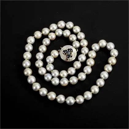 Collier de perles avec fermoir en or blanc