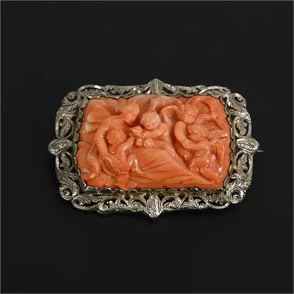Broche avec grand camée en corail