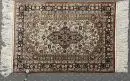 Seiden-Hereke, Chine, 63 x 91 cm – sur soie, très fin noué, fond clair, médaillon allongé, entouré de motifs floraux, bordure principale bleu foncé