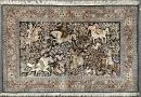 Zijden Ghoum jachtkleed, Kashmir, 94 x 145 cm – zeer fijne knoping, donkerblauw veld, groot jachtmotief, rood hoofd-bord