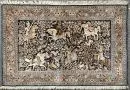 Tapis de soie Ghoum de chasse, Cachemire, 94 x 145 cm – nouage très fin, fond bleu foncé, grand motif de chasse, bordure principale à fond rouge