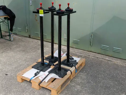 Joystick schwarz auf Stele schwarz