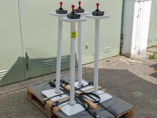 Zwarte joystick op witte stele