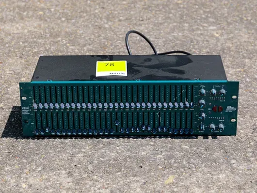 Frequenzband BSS Opal DPR 966, 32-pásmový grafický EQ